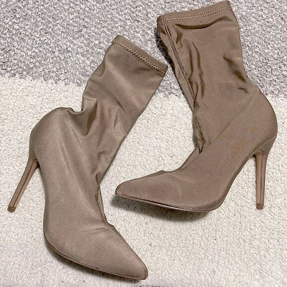 Cape Robbin- 7 - Picture 1 of 5